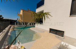 /c_images/thumb_2828397_3_Villa-with-a-pool-for-sale-Trogir-area-3.jpg