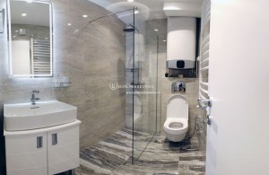 thumb_3421698_4-bathroom.jpg